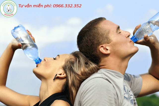 Uống nước là thói quen tốt cho người bị bệnh viêm tuyến tiền liệt